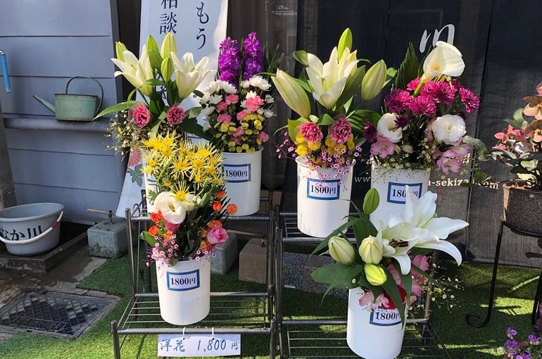 「大輪のユリと色染めカスミ草」