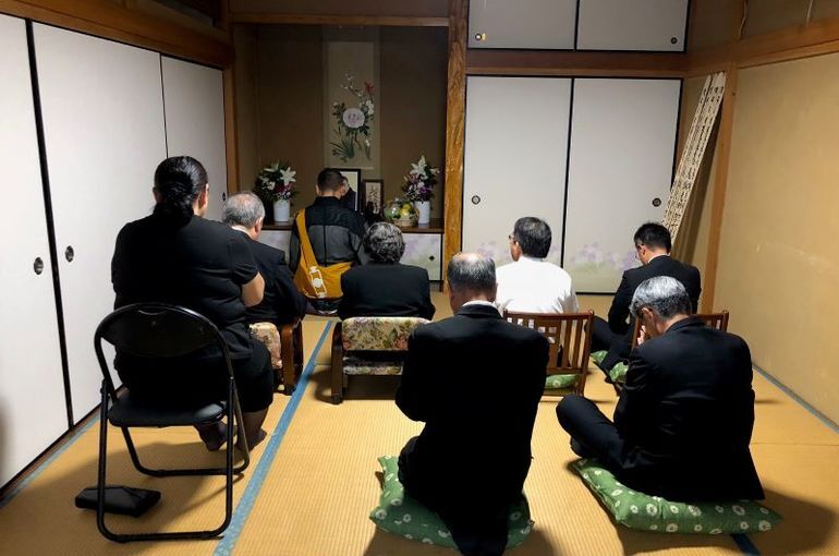 「大雨なので室内にて」
